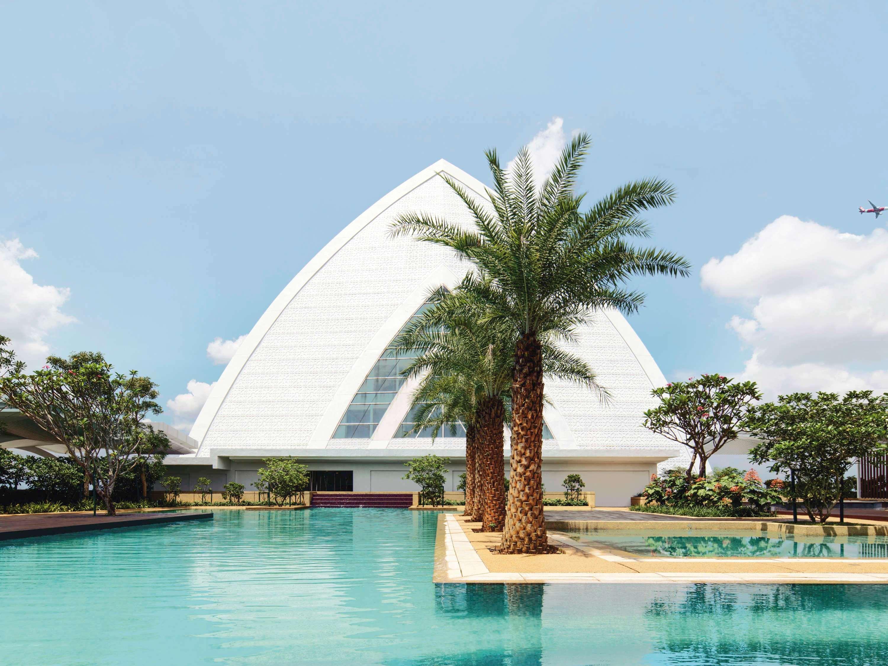 Movenpick Hotel & Convention Centre Klia Sepang Exterior foto The clubhouse at the World of Golf