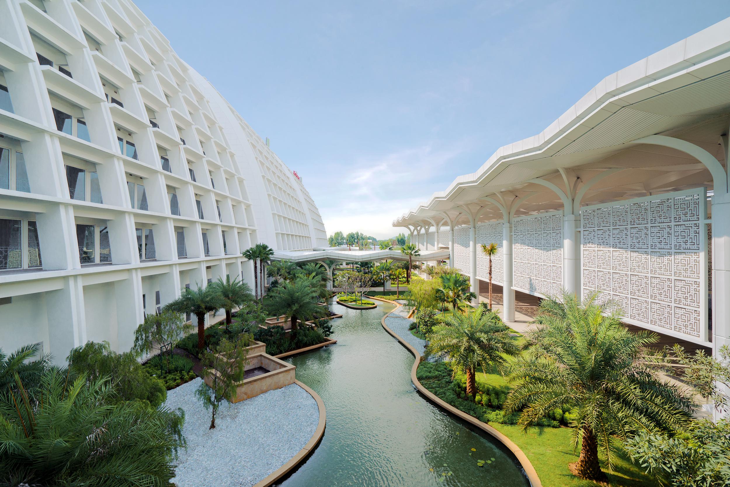 Movenpick Hotel & Convention Centre Klia Sepang Exterior foto The River of Life