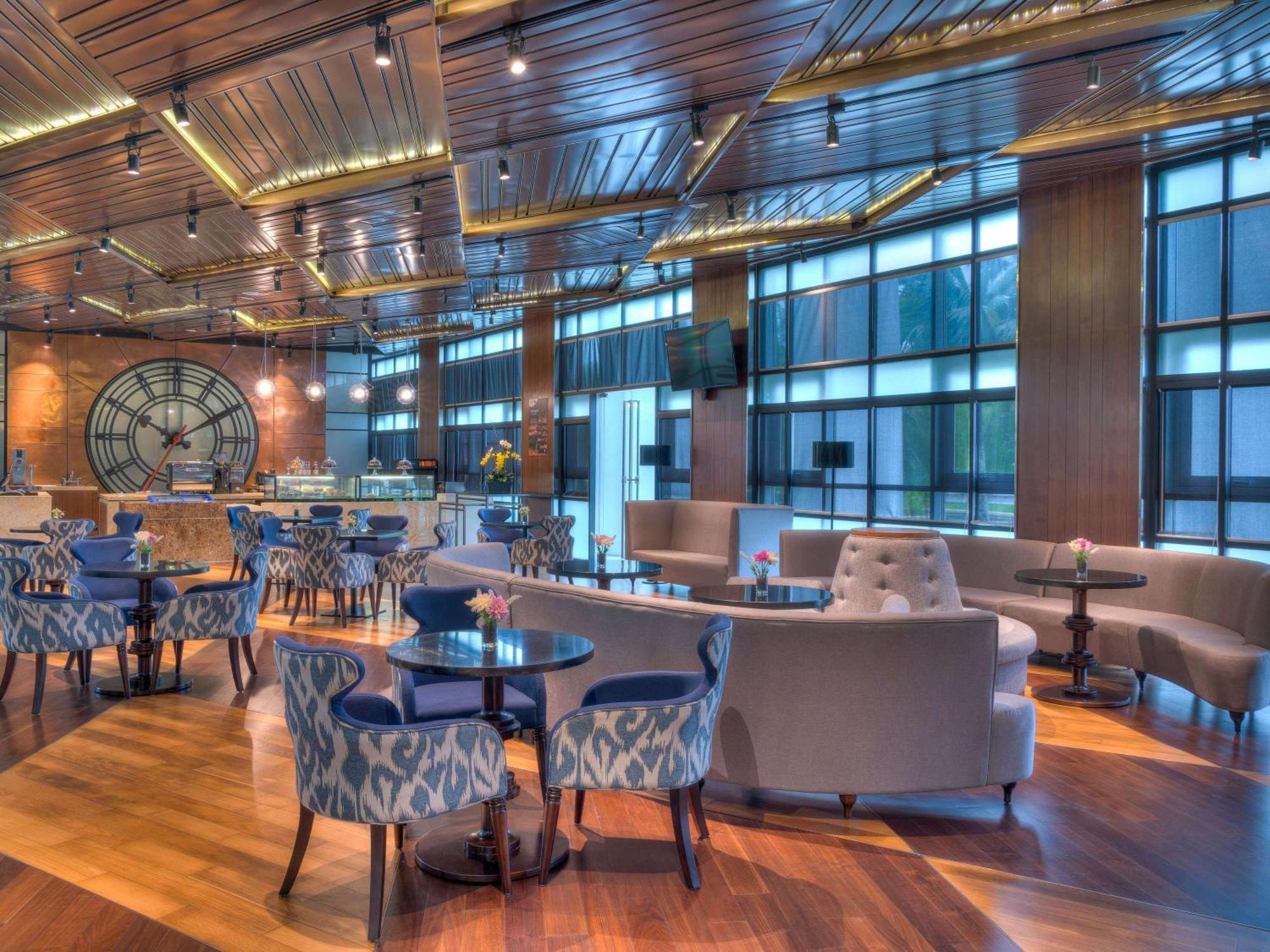 Movenpick Hotel & Convention Centre Klia Sepang Exterior foto The Lounge at the airport