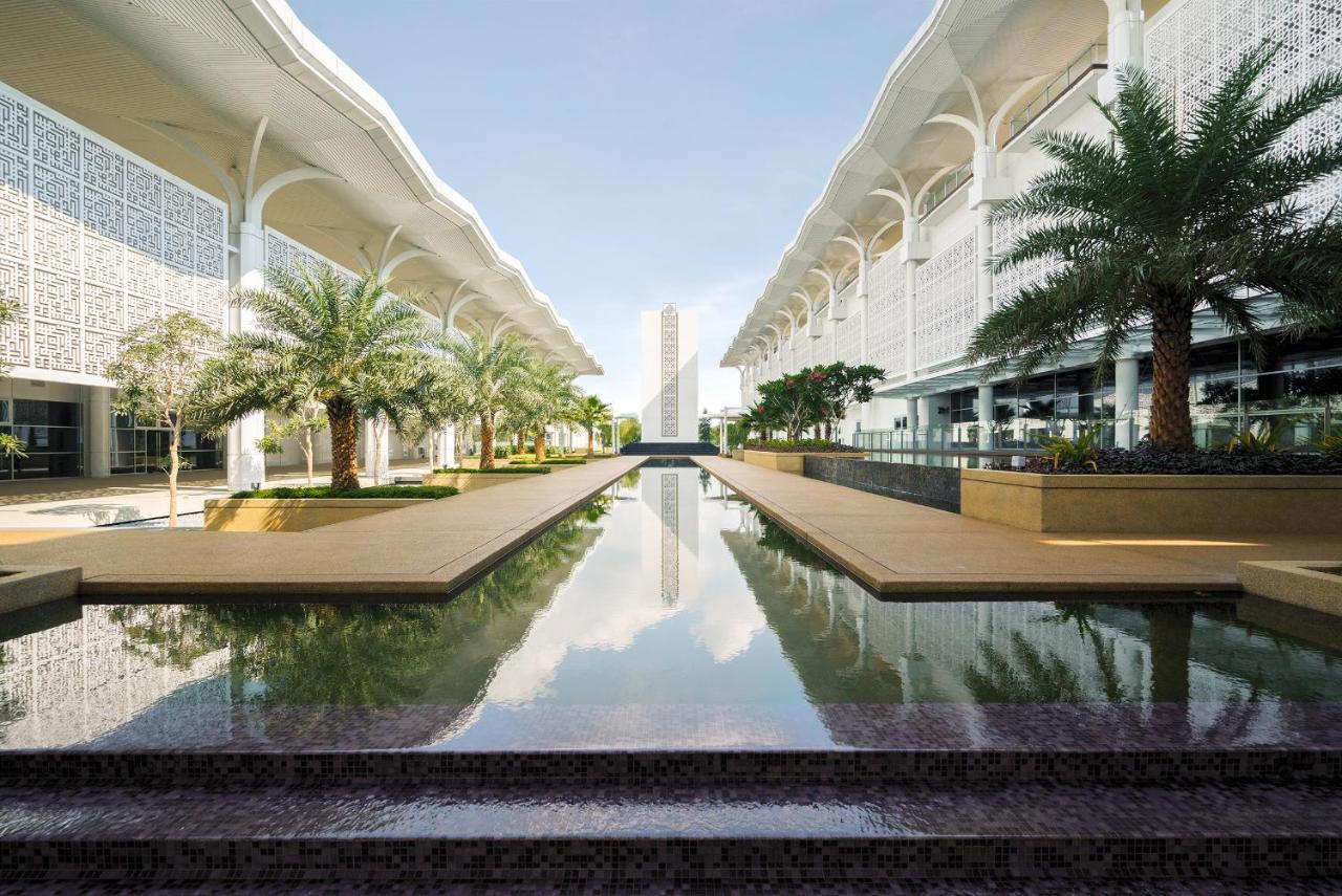 Movenpick Hotel & Convention Centre Klia Sepang Exterior foto The King Abdullah Financial District