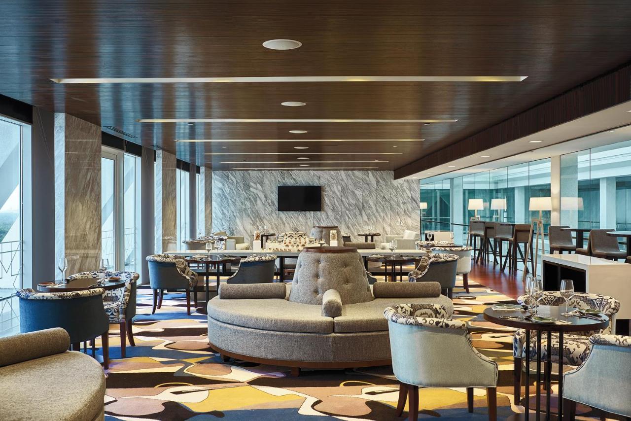 Movenpick Hotel & Convention Centre Klia Sepang Exterior foto The lounge at KLIA